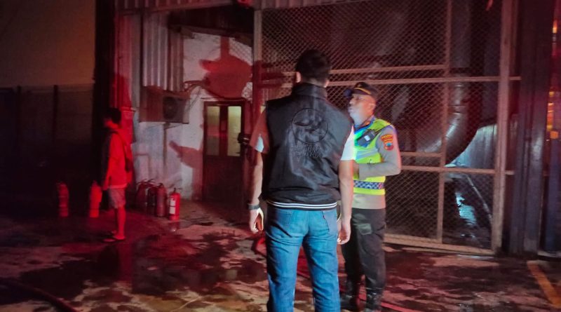 Kebakaran hebat melanda area gudang produksi PT SAS Kreasindo Utama di Desa Maribaya, Kecamatan Kramat, Kabupaten Tegal, pada Minggu (26/4/2026) malam. (Foto: Humas Polda Jateng)