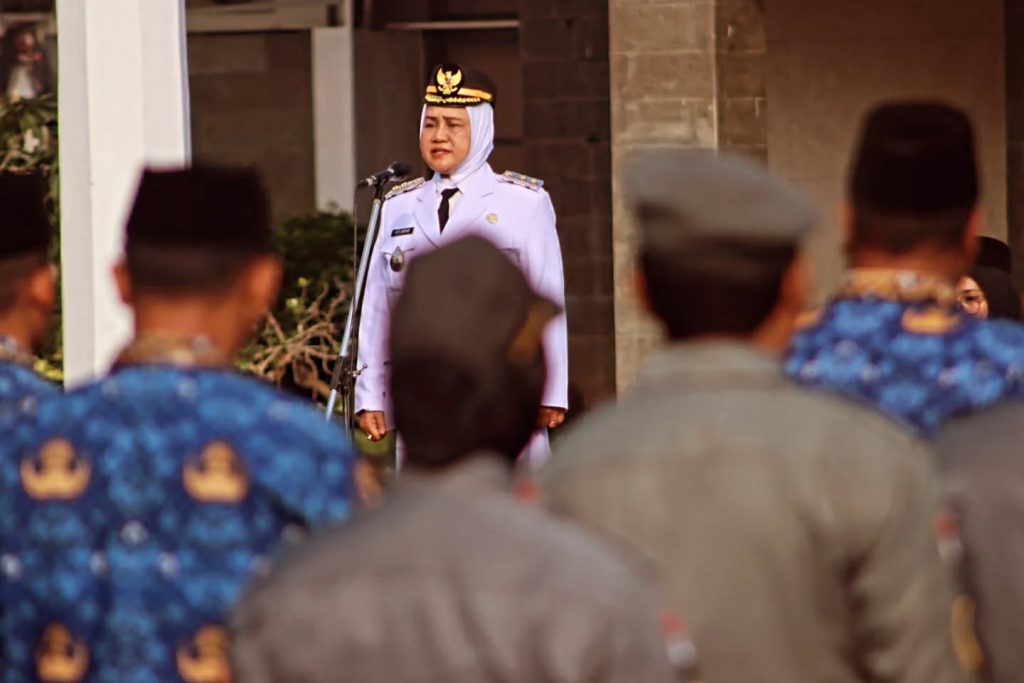 Wakil Bupati Semarang, Hj. Nur Arifah, bertindak sebagai inspektur upacara mewakili Bupati Semarang, H. Ngesti Nugraha dalam upacara peringatan Hari Otonomi Daerah (Otda) ke-XXX Tingkat Kabupaten Semarang, Senin (27/4/2026). (Foto; Pemkab Semarang)