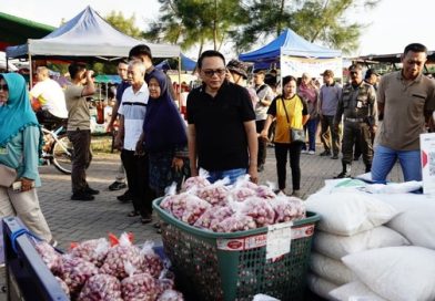 Aktivitas Car Free Day (CFD) di Alun-Alun Kembang Joyo kembali semarak pada Minggu (26/4/2026) pagi. Plt. Bupati Pati, Risma Ardhi Chandra, hadir langsung meninjau kegiatan tersebut guna memastikan optimalisasi fungsi ruang terbuka bagi masyarakat. (Foto: Pemkab Pati)
