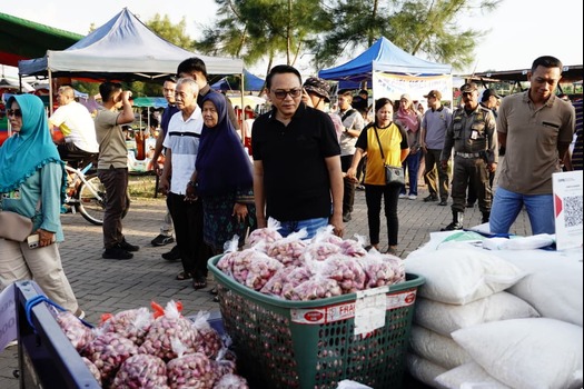 Aktivitas Car Free Day (CFD) di Alun-Alun Kembang Joyo kembali semarak pada Minggu (26/4/2026) pagi. Plt. Bupati Pati, Risma Ardhi Chandra, hadir langsung meninjau kegiatan tersebut guna memastikan optimalisasi fungsi ruang terbuka bagi masyarakat. (Foto: Pemkab Pati)