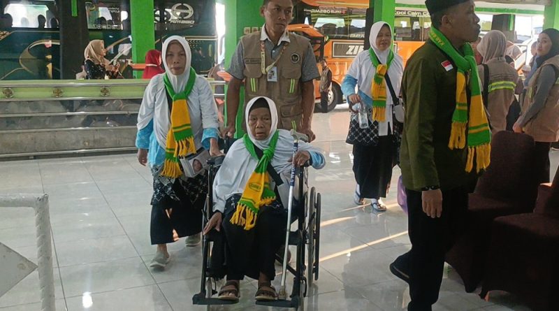Rombongan jemaah calon haji asal Kabupaten Batang yang tergabung dalam Kloter 16 telah tiba di Embarkasi Donohudan, Boyolali, Minggu (26/4/2026). (Foto: Pemkab Batang)
