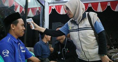 Dinas Kesehatan (Dinkes) Kabupaten Batang melakukan pemeriksaan kesehatan intensif bagi para pengemudi bus pengantar jemaah calon haji. Langkah ini diambil untuk memastikan seluruh awak armada dalam kondisi prima selama perjalanan menuju Embarkasi Donohudan, Minggu (26/4/2026). (Foto: Pemkab Batang)