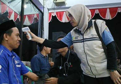 Dinas Kesehatan (Dinkes) Kabupaten Batang melakukan pemeriksaan kesehatan intensif bagi para pengemudi bus pengantar jemaah calon haji. Langkah ini diambil untuk memastikan seluruh awak armada dalam kondisi prima selama perjalanan menuju Embarkasi Donohudan, Minggu (26/4/2026). (Foto: Pemkab Batang)