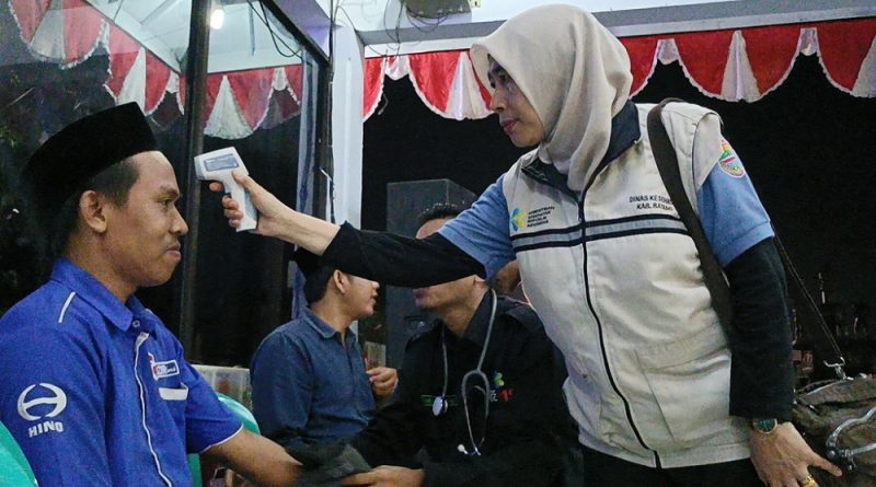 Dinas Kesehatan (Dinkes) Kabupaten Batang melakukan pemeriksaan kesehatan intensif bagi para pengemudi bus pengantar jemaah calon haji. Langkah ini diambil untuk memastikan seluruh awak armada dalam kondisi prima selama perjalanan menuju Embarkasi Donohudan, Minggu (26/4/2026). (Foto: Pemkab Batang)
