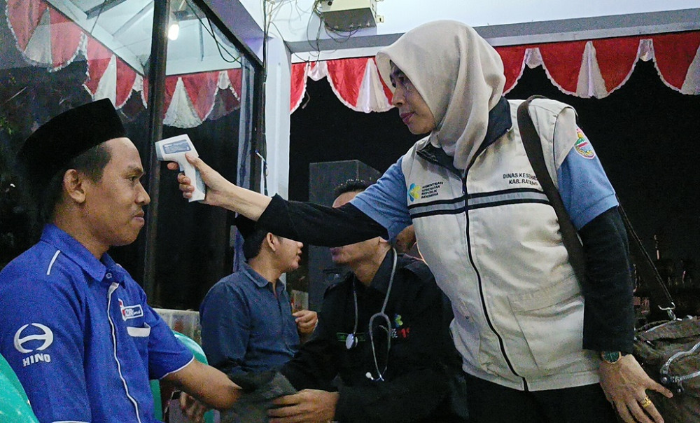 Dinas Kesehatan (Dinkes) Kabupaten Batang melakukan pemeriksaan kesehatan intensif bagi para pengemudi bus pengantar jemaah calon haji. Langkah ini diambil untuk memastikan seluruh awak armada dalam kondisi prima selama perjalanan menuju Embarkasi Donohudan, Minggu (26/4/2026). (Foto: Pemkab Batang)