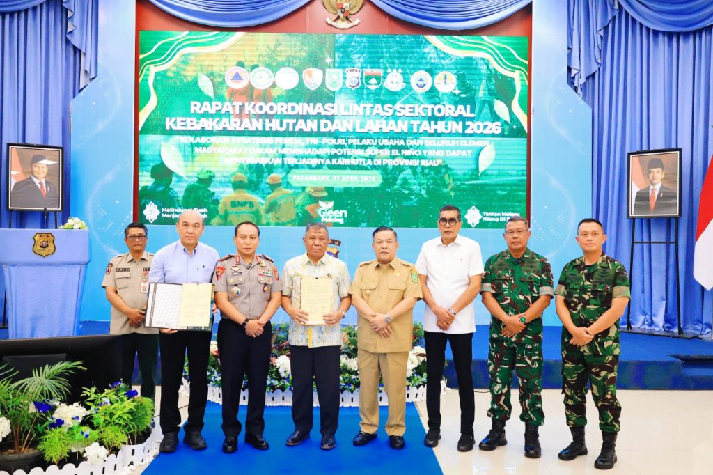 Polda Riau bersama Forum Koordinasi Pimpinan Daerah (Forkopimda) resmi memperkuat sinergi untuk mengantisipasi Kebakaran Hutan dan Lahan (Karhutla) tahun 2026. Langkah strategis ini dibahas dalam Rapat Koordinasi Lintas Sektoral di Aula Tribrata Mapolda Riau, Senin (27/4/2026). (Foto: Humas Polda Riau)