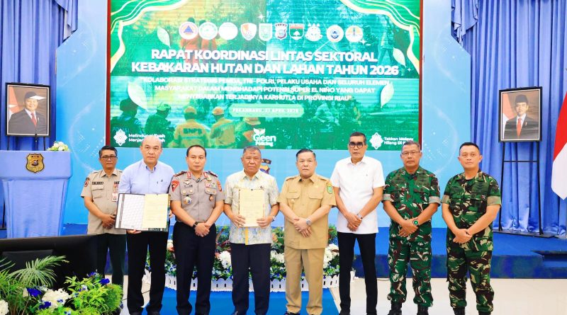 Polda Riau bersama Forum Koordinasi Pimpinan Daerah (Forkopimda) resmi memperkuat sinergi untuk mengantisipasi Kebakaran Hutan dan Lahan (Karhutla) tahun 2026. Langkah strategis ini dibahas dalam Rapat Koordinasi Lintas Sektoral di Aula Tribrata Mapolda Riau, Senin (27/4/2026). (Foto: Humas Polda Riau)