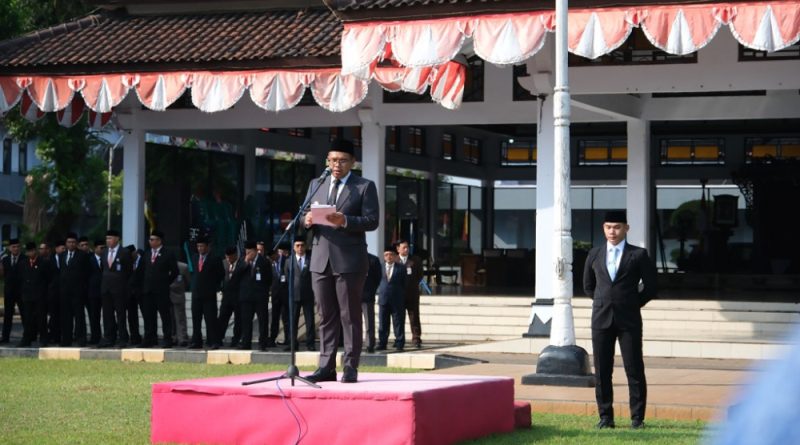 Bupati Batang, M. Faiz Kurniawan, memimpin upacara Peringatan Hari Otonomi Daerah (Otda) ke-XXX tahun 2026. Kegiatan khidmat ini berlangsung di halaman Pendopo Kabupaten Batang pada Senin (27/4/2026) pagi. (Foto: Pemkab Batang)