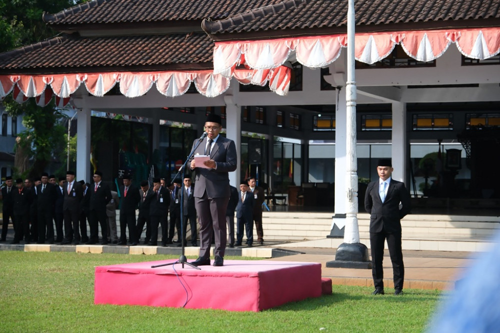 Bupati Batang, M. Faiz Kurniawan, memimpin upacara Peringatan Hari Otonomi Daerah (Otda) ke-XXX tahun 2026. Kegiatan khidmat ini berlangsung di halaman Pendopo Kabupaten Batang pada Senin (27/4/2026) pagi. (Foto: Pemkab Batang)
