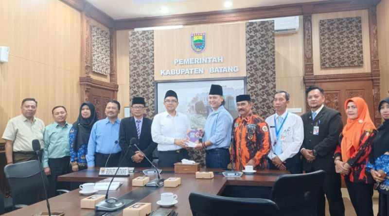 Ketua Majelis Pimpinan Wilayah (MPW) Pemuda Pancasila Jawa Tengah, Bambang Eko Purnomo, menyerahkan bantuan 16.000 mushaf Al-Qur'an kepada Bupati Batang, M. Faiz Kurniawan di Kantor Bupati Batang pada Senin (27/4/2026). (Foto: Pemkab Batang)