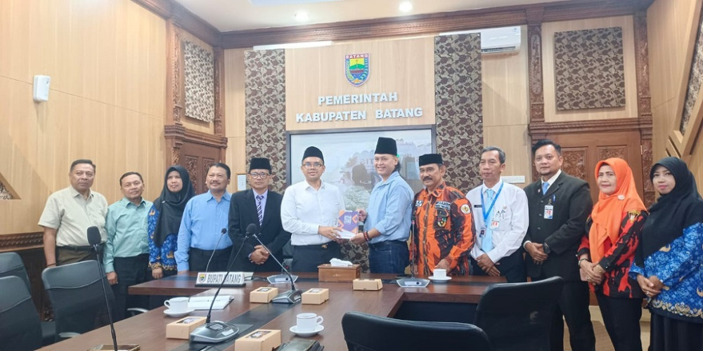 Ketua Majelis Pimpinan Wilayah (MPW) Pemuda Pancasila Jawa Tengah, Bambang Eko Purnomo, menyerahkan bantuan 16.000 mushaf Al-Qur'an kepada Bupati Batang, M. Faiz Kurniawan di Kantor Bupati Batang pada Senin (27/4/2026). (Foto: Pemkab Batang)
