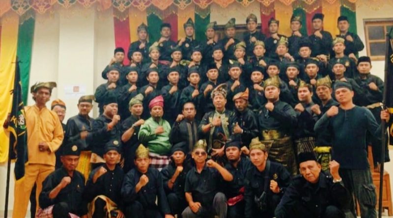 ulubalang Lembaga Adat Melayu Riau (LAMR) menyatakan dukungan penuh kepada Kepolisian untuk menindak tegas oknum penagih utang atau debt collector, Senin (27/4/2026). (Foto: Datuk Zulfahmi)