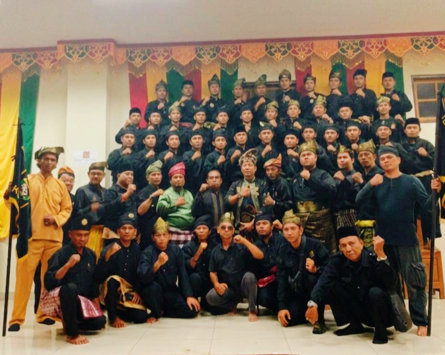 ulubalang Lembaga Adat Melayu Riau (LAMR) menyatakan dukungan penuh kepada Kepolisian untuk menindak tegas oknum penagih utang atau debt collector, Senin (27/4/2026). (Foto: Datuk Zulfahmi)