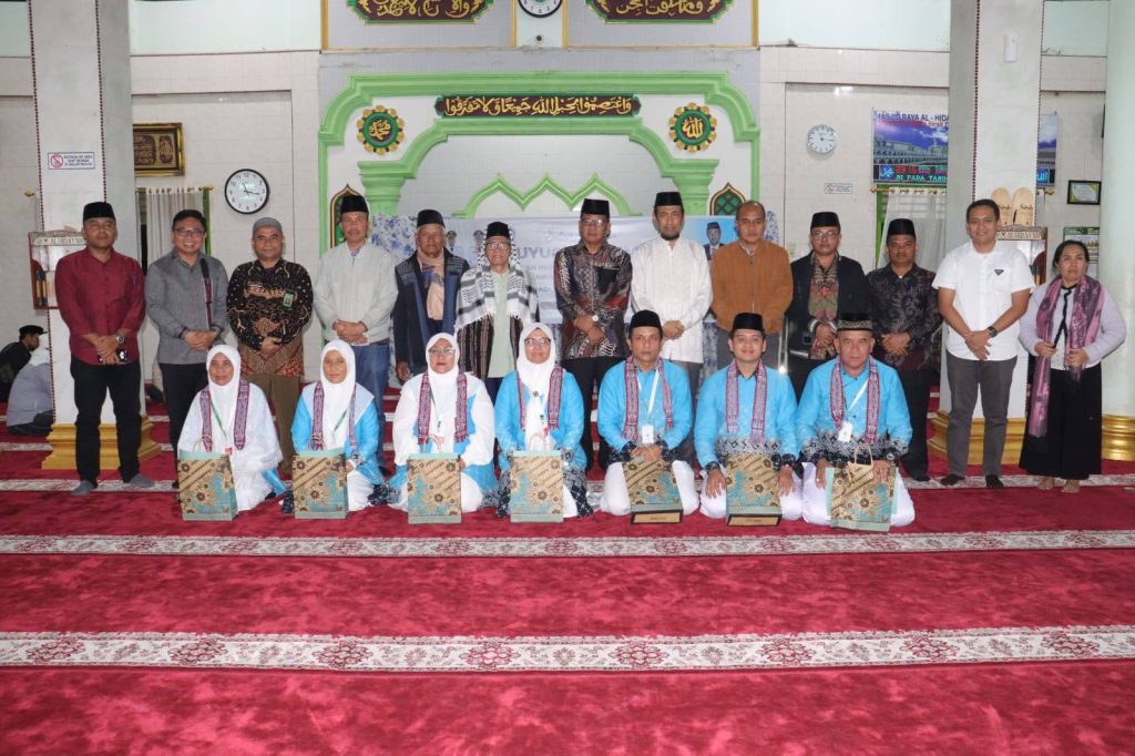Pemerintah Kabupaten Toba resmi melepas tujuh jemaah calon haji (JCH) Tahun 1447 H/2026 M. Prosesi pelepasan yang berlangsung penuh haru ini digelar di Masjid Raya Al Hidayah, Porsea, pada Minggu (26/4/2026). (Foto: (Pemkab Toba)