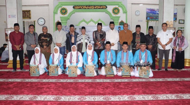 Pemerintah Kabupaten Toba resmi melepas tujuh jemaah calon haji (JCH) Tahun 1447 H/2026 M. Prosesi pelepasan yang berlangsung penuh haru ini digelar di Masjid Raya Al Hidayah, Porsea, pada Minggu (26/4/2026). (Foto: (Pemkab Toba)