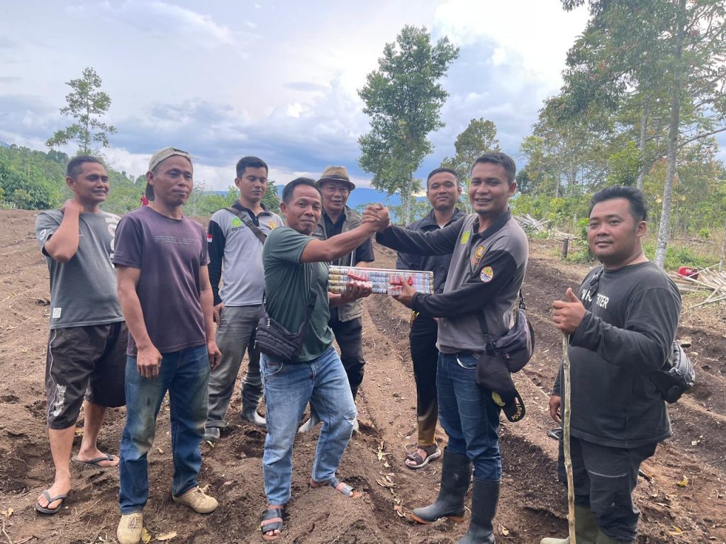 Tim Balai Konservasi Sumber Daya Alam (BKSDA) Jambi bergerak cepat menindaklanjuti laporan warga terkait kemunculan beruang yang viral di media sosial. Tim yang dipimpin Kepala Seksi Konservasi Wilayah I, Udin Ikhwanuddin, melakukan verifikasi di Desa Sanggaran Agung, Senin (27/4/2026). (Foto: IST/Dewi Yulianti)