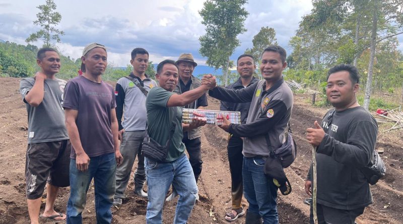 Tim Balai Konservasi Sumber Daya Alam (BKSDA) Jambi bergerak cepat menindaklanjuti laporan warga terkait kemunculan beruang yang viral di media sosial. Tim yang dipimpin Kepala Seksi Konservasi Wilayah I, Udin Ikhwanuddin, melakukan verifikasi di Desa Sanggaran Agung, Senin (27/4/2026). (Foto: IST/Dewi Yulianti)