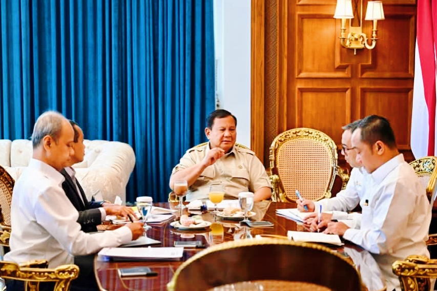 Presiden Prabowo Subianto memanggil Menteri Energi dan Sumber Daya Mineral (ESDM), Bahlil Lahadalia, ke Istana Merdeka pada Senin (27/4/2026). Pertemuan ini bertujuan untuk memastikan stabilitas energi nasional tetap terjaga di tengah dinamika geopolitik global. (Foto: BPMI Setpres)