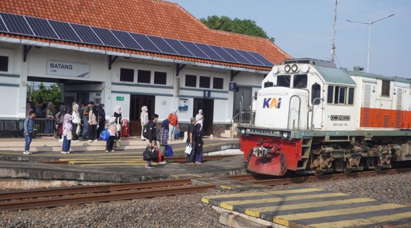 Masyarakat Kabupaten Batang kini dapat menikmati akses transportasi kereta api yang lebih praktis. Mulai Senin (27/4/2026), Kereta Api (KA) Joglosemarkerto secara resmi melayani naik dan turun penumpang di Stasiun Batang. (Foto: Pemkab Batang)