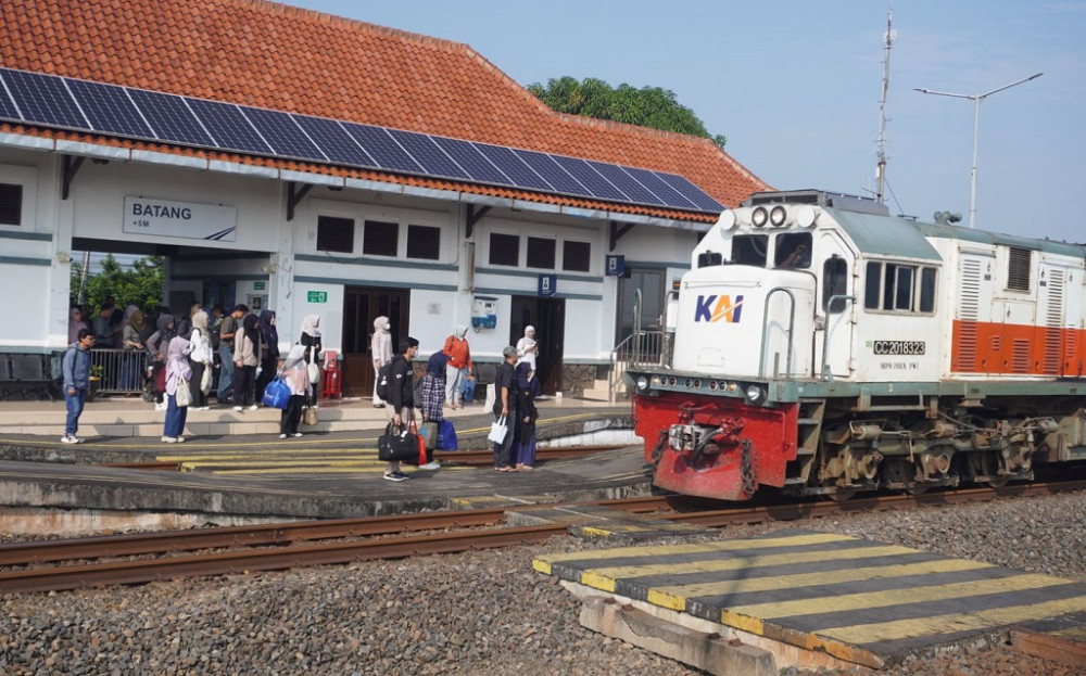 Masyarakat Kabupaten Batang kini dapat menikmati akses transportasi kereta api yang lebih praktis. Mulai Senin (27/4/2026), Kereta Api (KA) Joglosemarkerto secara resmi melayani naik dan turun penumpang di Stasiun Batang. (Foto: Pemkab Batang)