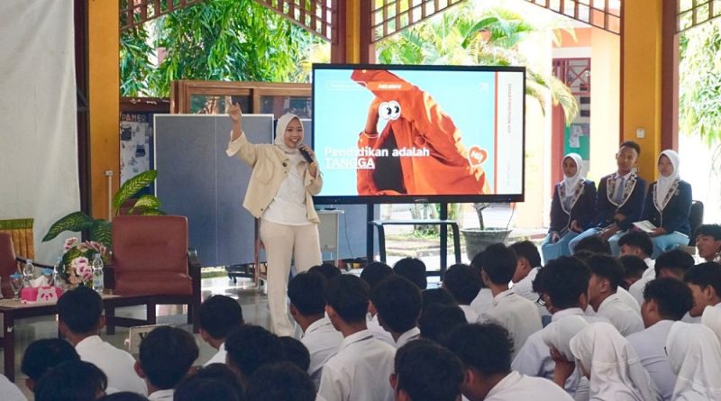 Sebanyak 600 pelajar SMAN 1 Batang mengikuti kegiatan Goes to School Infobatang dengan antusiasme tinggi. Acara ini menghadirkan Faelasufa Faiz, Ketua TP PKK Kabupaten Batang sekaligus inspirator wirausaha, sebagai pemateri utama, Senin (27/4/2026). (Foto: Pemkab Batang)