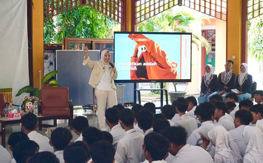 Sebanyak 600 pelajar SMAN 1 Batang mengikuti kegiatan Goes to School Infobatang dengan antusiasme tinggi. Acara ini menghadirkan Faelasufa Faiz, Ketua TP PKK Kabupaten Batang sekaligus inspirator wirausaha, sebagai pemateri utama, Senin (27/4/2026). (Foto: Pemkab Batang)