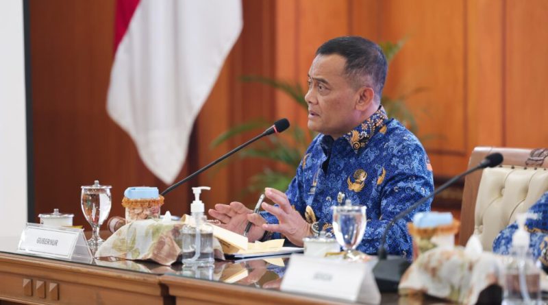 Gubernur Jawa Tengah, Ahmad Luthfi memimpin Rapat Umum Pemegang Saham (RUPS) tiga unit BUMD di kantornya pada Senin (27/4/2026). (Foto: Humas Pemprov Jateng)