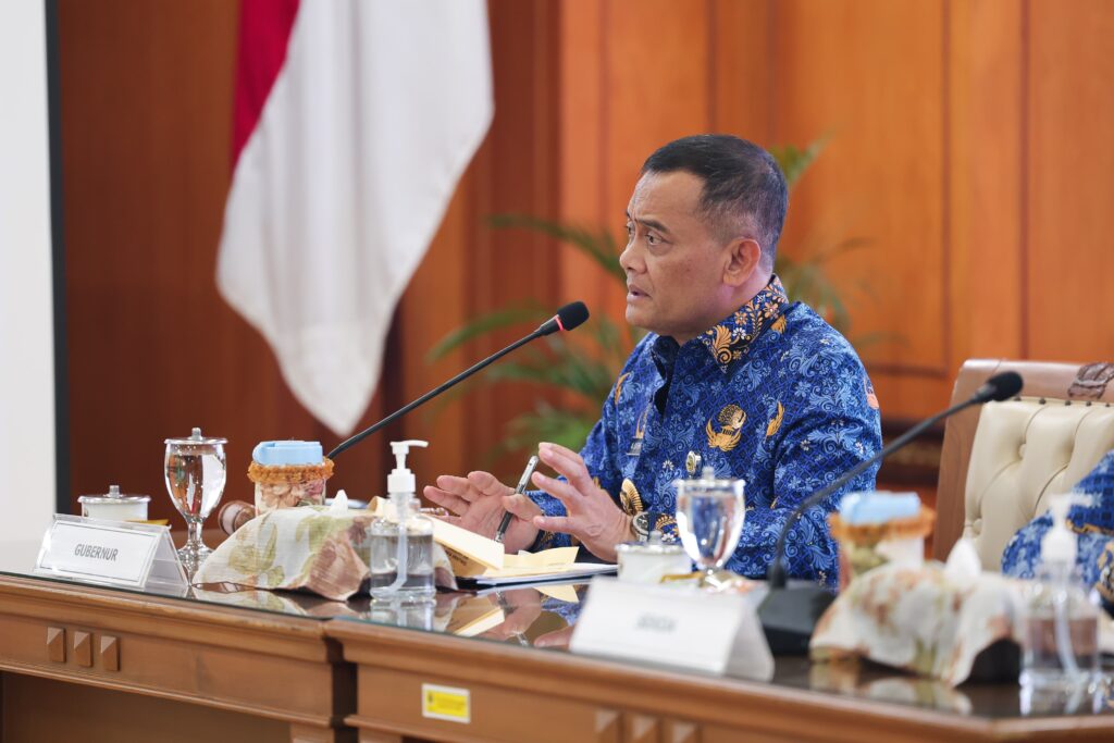 Gubernur Jawa Tengah, Ahmad Luthfi memimpin Rapat Umum Pemegang Saham (RUPS) tiga unit BUMD di kantornya pada Senin (27/4/2026). (Foto: Humas Pemprov Jateng)