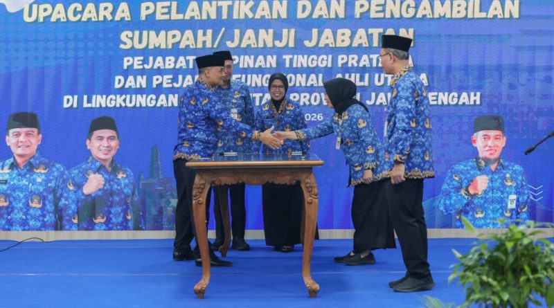 Gubernur Jawa Tengah, Ahmad Luthfi, resmi melantik dan mengambil sumpah jabatan bagi 27 Pejabat Pimpinan Tinggi Pratama dan Fungsional Ahli Utama. Prosesi khidmat ini berlangsung di Grhadhika Bhakti Praja, Semarang, pada Senin (27/4/2026). (Foto: Humas Pemprov Jateng)