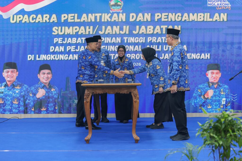 Gubernur Jawa Tengah, Ahmad Luthfi, resmi melantik dan mengambil sumpah jabatan bagi 27 Pejabat Pimpinan Tinggi Pratama dan Fungsional Ahli Utama. Prosesi khidmat ini berlangsung di Grhadhika Bhakti Praja, Semarang, pada Senin (27/4/2026). (Foto: Humas Pemprov Jateng)
