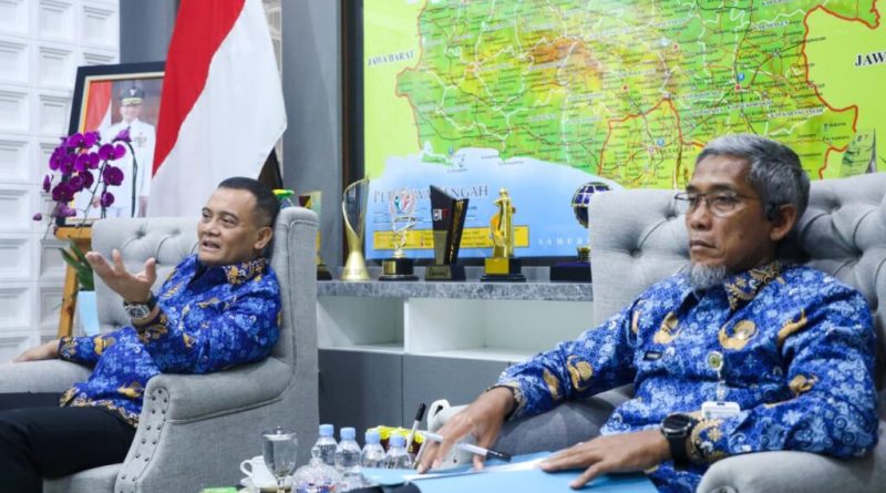 Asisten Pemerintahan dan Kesra Setda Provinsi Jawa Tengah, Iwanuddin Iskandar, melaporkan kesiapan acara tersebut kepada Gubernur Ahmad Luthfi, Senin (27/4/2026). (Foto: Humas Pemprov Jateng)