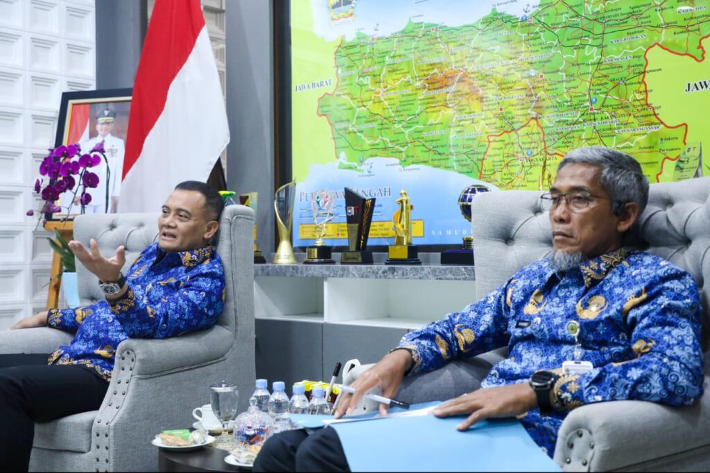 Asisten Pemerintahan dan Kesra Setda Provinsi Jawa Tengah, Iwanuddin Iskandar, melaporkan kesiapan acara tersebut kepada Gubernur Ahmad Luthfi, Senin (27/4/2026). (Foto: Humas Pemprov Jateng)