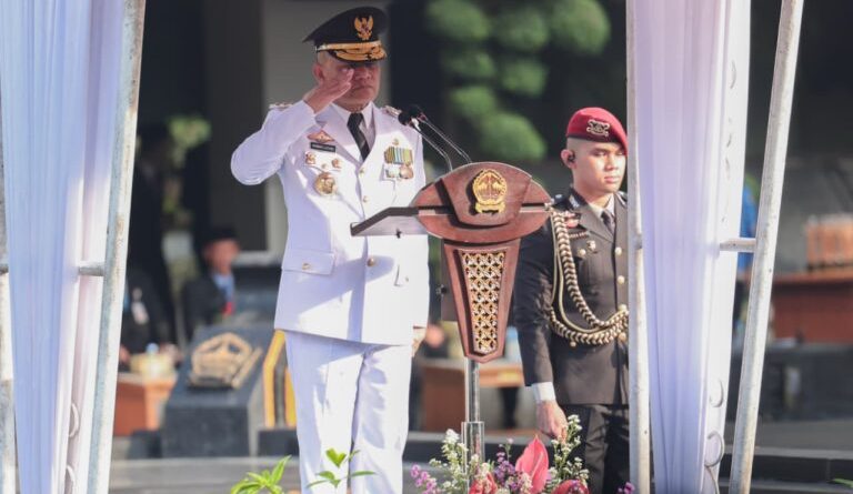 Gubernur Jawa Tengah, Ahmad Luthfi, menegaskan bahwa Peringatan Hari Otonomi Daerah (Otda) harus menjadi titik balik penguatan kemandirian fiskal. Hal ini disampaikan usai memimpin upacara Hari Otda ke-30 Tingkat Provinsi di halaman Kantor Gubernur, Senin (27/4/2026). (Foto: Humas Pemprov Jateng)