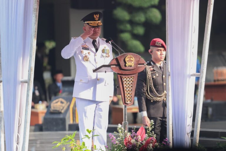 Gubernur Jawa Tengah, Ahmad Luthfi, menegaskan bahwa Peringatan Hari Otonomi Daerah (Otda) harus menjadi titik balik penguatan kemandirian fiskal. Hal ini disampaikan usai memimpin upacara Hari Otda ke-30 Tingkat Provinsi di halaman Kantor Gubernur, Senin (27/4/2026). (Foto: Humas Pemprov Jateng)
