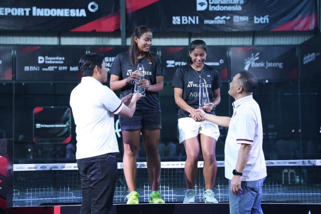 Gubernur Jawa Tengah, Ahmad Luthfi, hadir langsung untuk menutup acara dan menyerahkan medali kepada para pemenang di Main Padel dalam acara Sirkuit Nasional (Sirnas) Padel Open 2026 Seri II , Kota Semarang, Minggu (26/4/2026) malam. (Foto: Humas Pemprov Jateng)