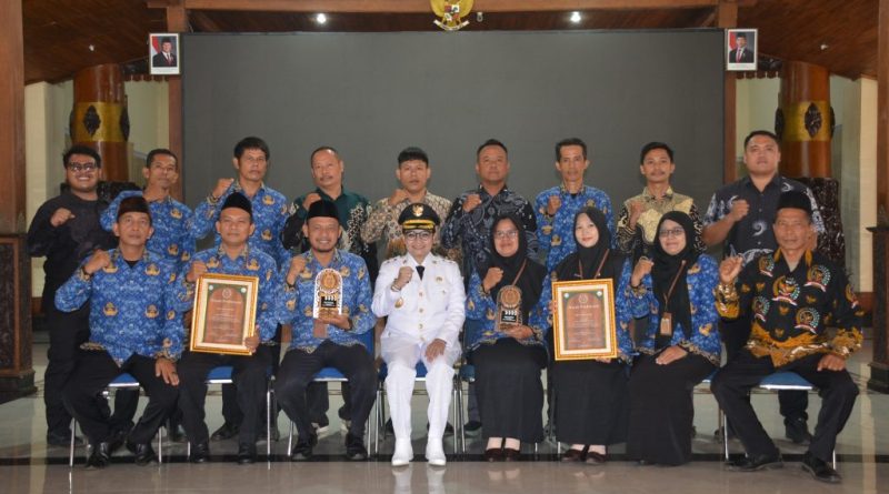 Pemerintah Kabupaten Cilacap menggelar upacara peringatan Hari Otonomi Daerah (Otda) ke-30 di Halaman Pendopo Wijayakusuma Cakti, Senin (27/4/2026). Plt. Bupati Cilacap, Ammy Amalia Fatma Surya, bertindak sebagai inspektur upacara yang dihadiri jajaran Forkopimda dan ASN. (Foto: Pemkab Cilacap)
