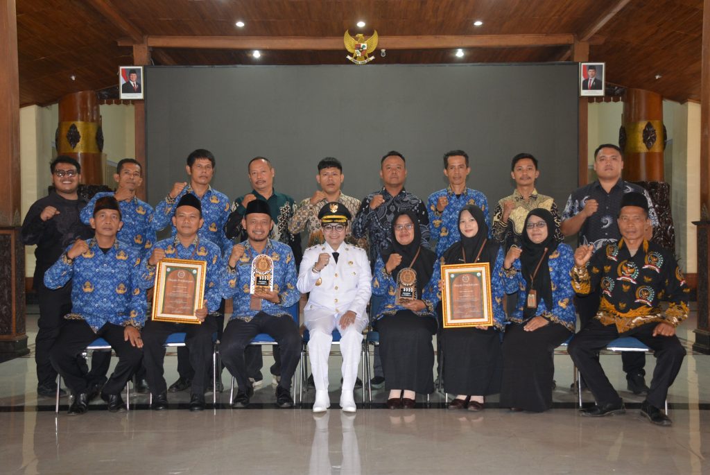 Pemerintah Kabupaten Cilacap menggelar upacara peringatan Hari Otonomi Daerah (Otda) ke-30 di Halaman Pendopo Wijayakusuma Cakti, Senin (27/4/2026). Plt. Bupati Cilacap, Ammy Amalia Fatma Surya, bertindak sebagai inspektur upacara yang dihadiri jajaran Forkopimda dan ASN. (Foto: Pemkab Cilacap)