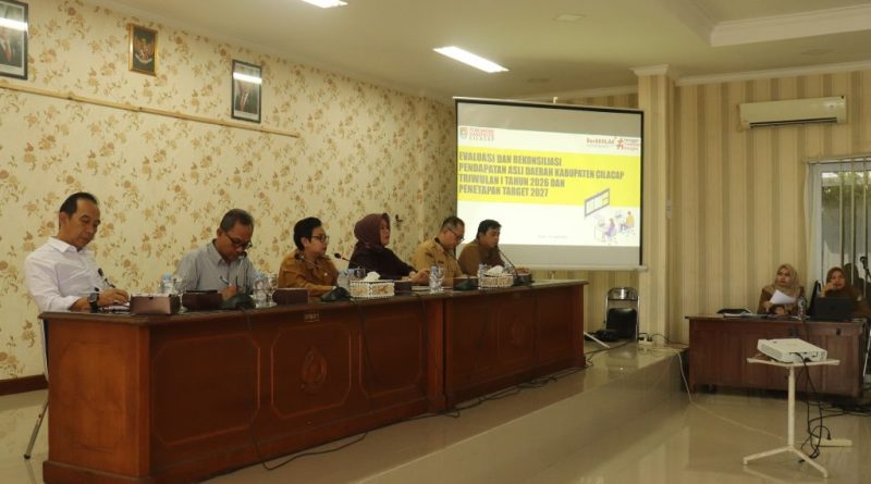 Plt. Bupati Cilacap, Ammy Amalia Fatma Surya mempertegas komitmennya dalam mengoptimalkan Pendapatan Asli Daerah (PAD) melalui transformasi digital dalam Rapat Koordinasi Evaluasi PAD Triwulan I Tahun 2026 di Gedung Sumekar, Komplek Sekretariat Daerah Kabupaten Cilacap, pada Senin (27/4/2026). (Foto: Pemkab Cilacap)