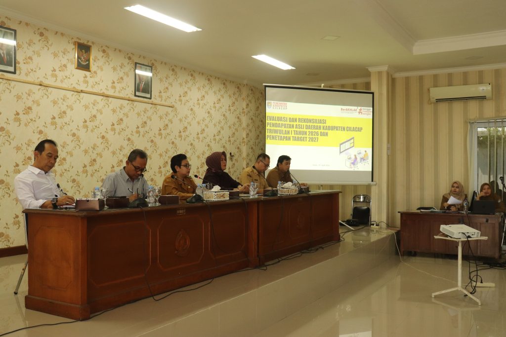 Plt. Bupati Cilacap, Ammy Amalia Fatma Surya mempertegas komitmennya dalam mengoptimalkan Pendapatan Asli Daerah (PAD) melalui transformasi digital dalam Rapat Koordinasi Evaluasi PAD Triwulan I Tahun 2026 di Gedung Sumekar, Komplek Sekretariat Daerah Kabupaten Cilacap, pada Senin (27/4/2026). (Foto: Pemkab Cilacap)