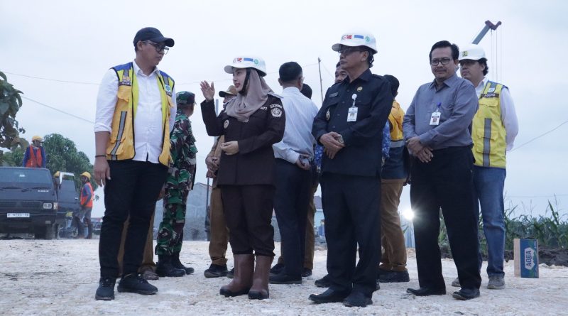 Bupati Brebes, Hj. Paramitha Widya Kusuma, meninjau langsung lokasi proyek pada Senin (27/4/2026). (Foto: Pemkab Brebes)