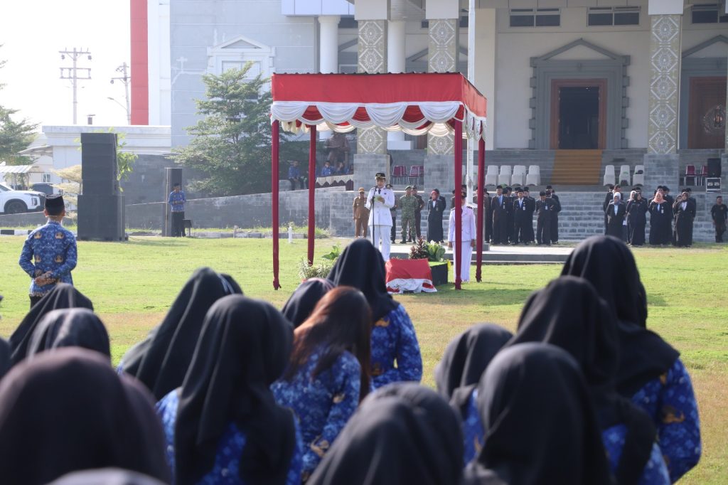 Bupati Brebes, Hj. Paramitha Widya Kusuma, bertindak langsung sebagai Inspektur Upacara di Halaman Kantor Pemerintahan Terpadu (KPT) Brebes, Senin (27/4/2026). (Foto: Pemkab Brebes)