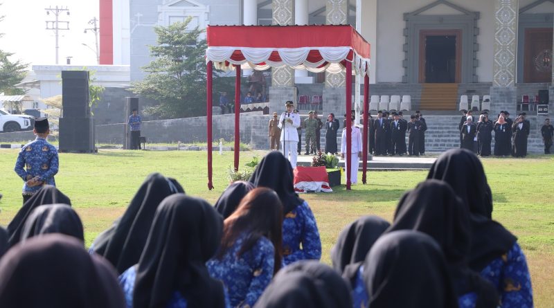 Bupati Brebes, Hj. Paramitha Widya Kusuma, bertindak langsung sebagai Inspektur Upacara di Halaman Kantor Pemerintahan Terpadu (KPT) Brebes, Senin (27/4/2026). (Foto: Pemkab Brebes)