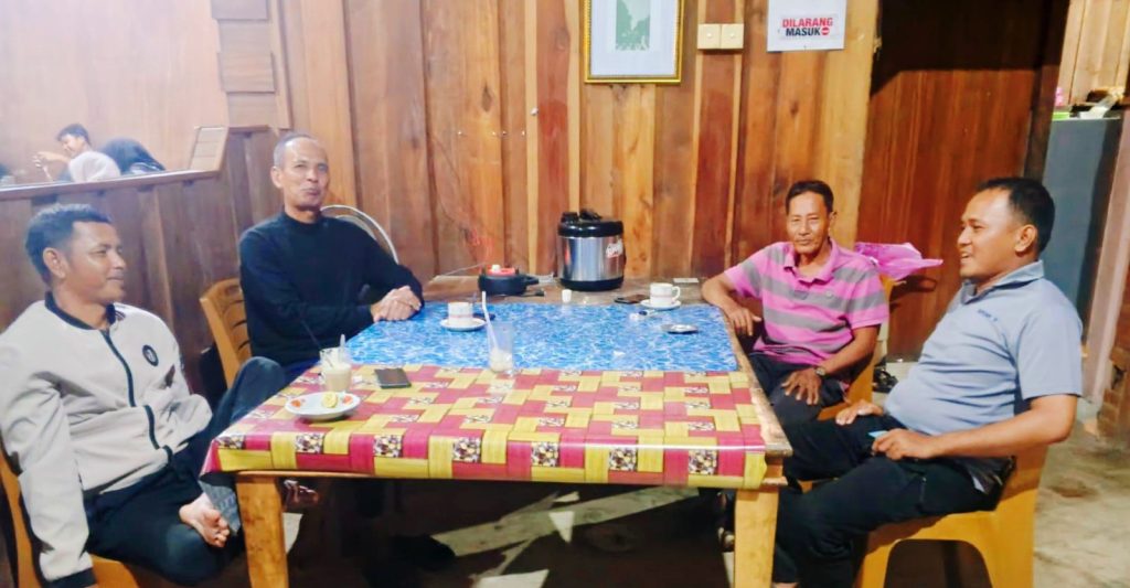 Kapolsek Teluk Meranti menggelar kegiatan silaturahmi ke kediaman Ketua RT 01 RW 01 Kelurahan Teluk Meranti, M. Nor. Pertemuan yang berlangsung pada Selasa (28/4/2026) ini dilakukan sebagai bentuk apresiasi atas pengabdian panjang sang Ketua RT. (Foto: Polsek Teluk Meranti)