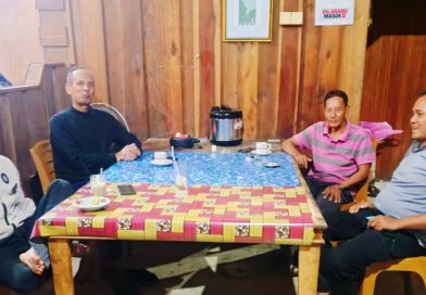 Kapolsek Teluk Meranti menggelar kegiatan silaturahmi ke kediaman Ketua RT 01 RW 01 Kelurahan Teluk Meranti, M. Nor. Pertemuan yang berlangsung pada Selasa (28/4/2026) ini dilakukan sebagai bentuk apresiasi atas pengabdian panjang sang Ketua RT. (Foto: Polsek Teluk Meranti)