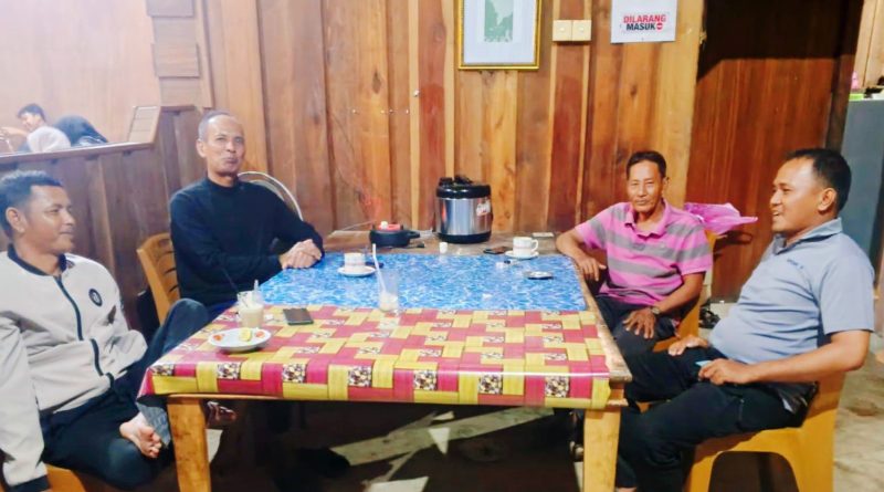 Kapolsek Teluk Meranti menggelar kegiatan silaturahmi ke kediaman Ketua RT 01 RW 01 Kelurahan Teluk Meranti, M. Nor. Pertemuan yang berlangsung pada Selasa (28/4/2026) ini dilakukan sebagai bentuk apresiasi atas pengabdian panjang sang Ketua RT. (Foto: Polsek Teluk Meranti)
