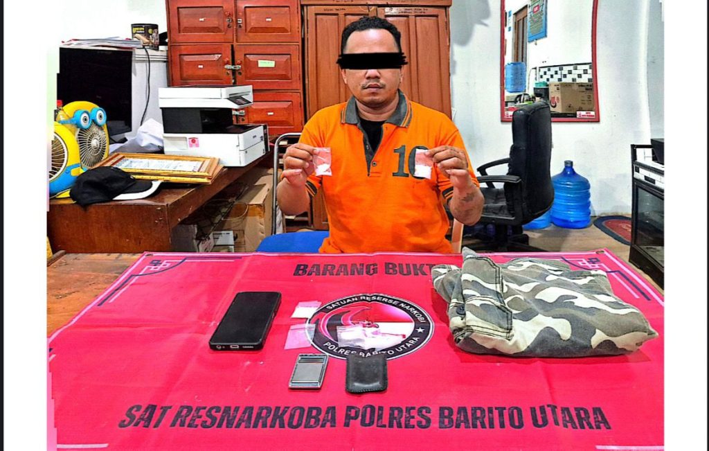 Satresnarkoba Polres Barito Utara kembali menunjukkan taringnya dalam memberantas peredaran gelap narkotika. Petugas bergerak cepat mengungkap kasus kepemilikan sabu di Jalan Keladan, Kelurahan Lanjas, pada Senin (27/4/2026) subuh. (Foto: IST/Carli Silitonga)