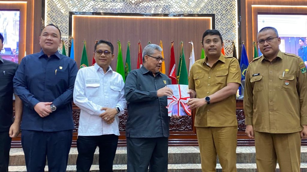 Dewan Perwakilan Rakyat Daerah (DPRD) Sumatera Barat resmi menyerahkan rekomendasi atas Laporan Keterangan Pertanggungjawaban (LKPJ) Kepala Daerah Tahun Anggaran 2025. Penyerahan dilakukan dalam rapat paripurna di ruang sidang utama kantor DPRD Sumbar, Selasa (28/4/2026). (Foto: IST/Novrianto)