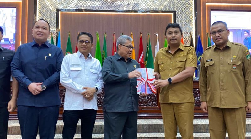 Dewan Perwakilan Rakyat Daerah (DPRD) Sumatera Barat resmi menyerahkan rekomendasi atas Laporan Keterangan Pertanggungjawaban (LKPJ) Kepala Daerah Tahun Anggaran 2025. Penyerahan dilakukan dalam rapat paripurna di ruang sidang utama kantor DPRD Sumbar, Selasa (28/4/2026). (Foto: IST/Novrianto)