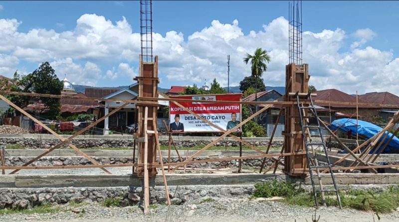 Pembangunan gerai Koperasi Desa (Kopdes) Merah Putih di Desa Koto Cayo, Kecamatan Air Hangat Barat, Kabupaten Kerinci, kini tengah memicu polemik. Lahan yang digunakan untuk pondasi koperasi tersebut diklaim sepihak oleh seorang warga sebagai tanah milik keluarganya, Slasa (28/4/2026). (Foto: IST/Dewi Yulianti)