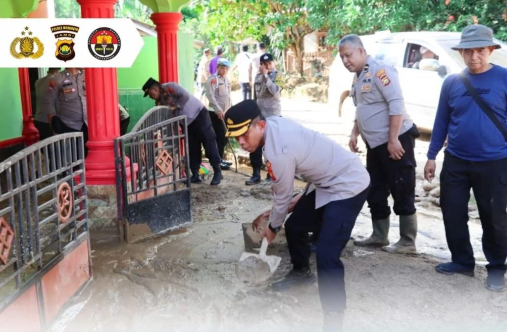 Personel Kepolisian Resor (Polres) Merangin bersama Brimob Polda Jambi menggelar aksi bakti sosial di Desa Pulau Bayur, Kecamatan Pamenang Selatan. Kegiatan yang berlangsung pada Senin siang (27/4/2026) ini difokuskan untuk membantu warga yang terdampak banjir. (Foto: IST/Dewi Yulianti)